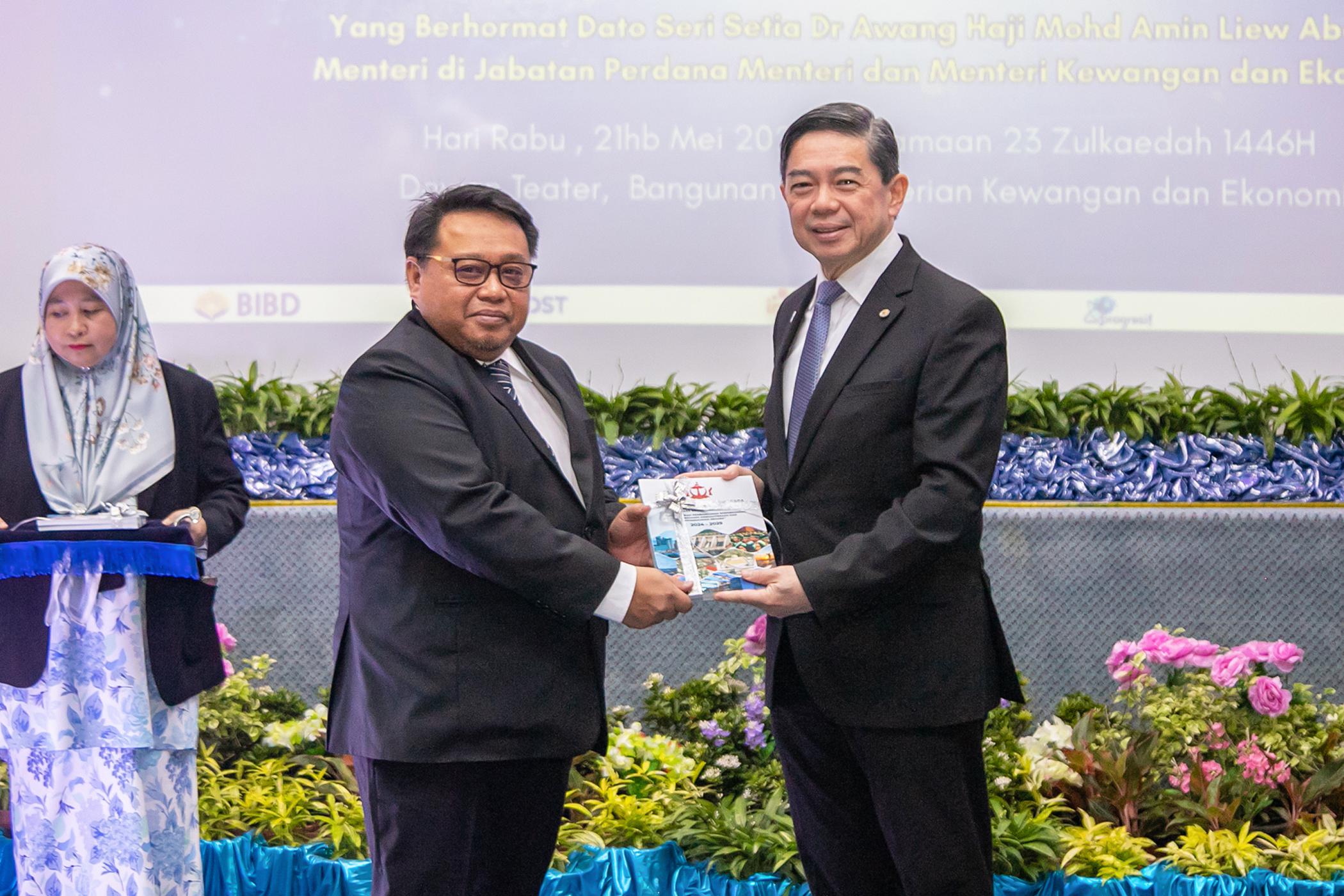 TUAN WALID.jpg