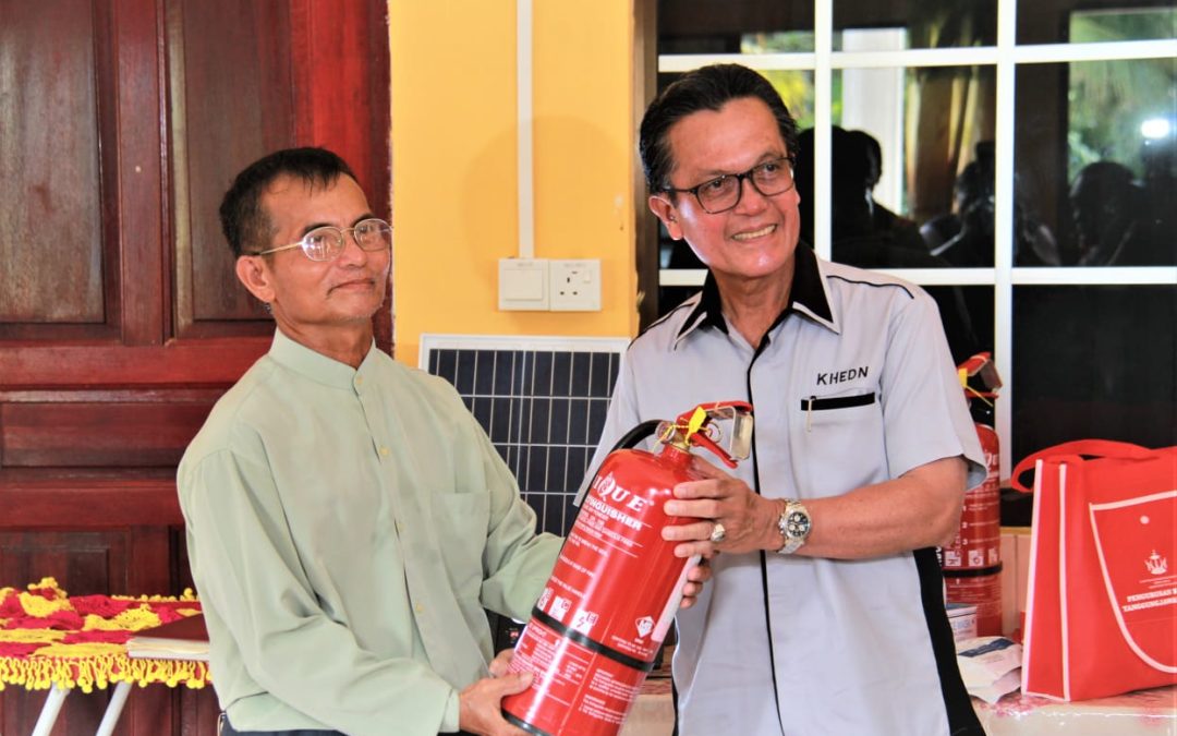 Yang Berhormat Menteri Hal Ehwal Dalam Negeri Dan Yang Berhormat Menteri Kebudayaan Belia Dan Sukan Meninjau Rumah Panjang Apak-Apak, Kg Bang Taong, Mukim Sukang Di Daerah Belait Yang Terjejas Oleh Kejadian Angin Kencang