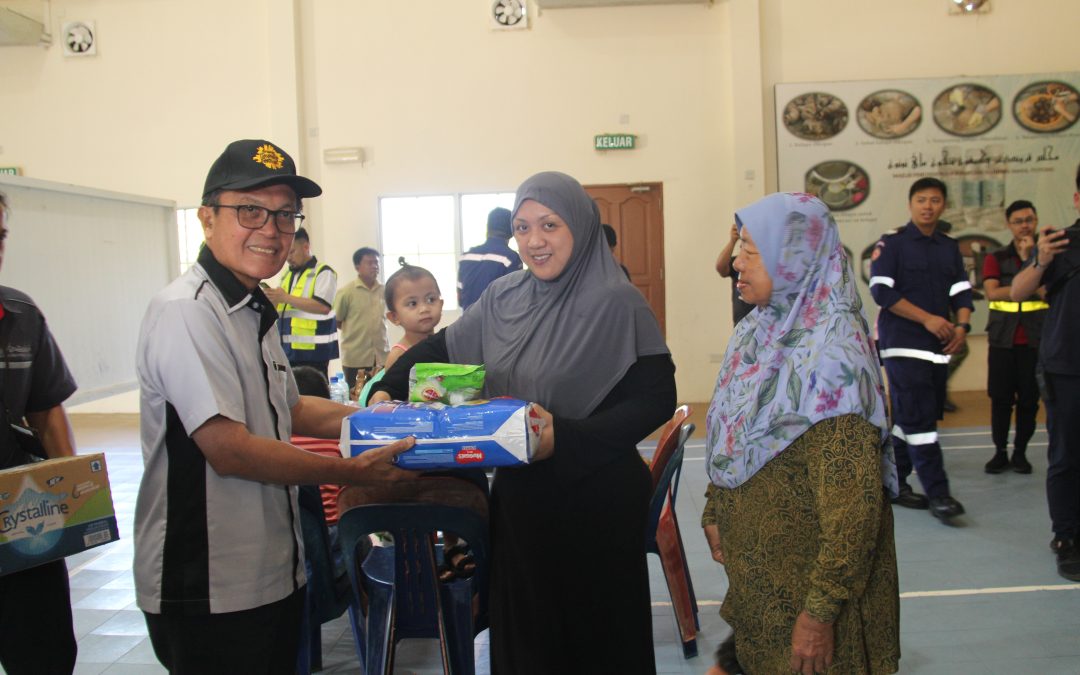 Lawatan Tinjauan Yang Berhormat Menteri Hal Ehwal Dalam Negeri Dan Yang Berhormat Menteri Kebudayaan Belia Dan Sukan Ke Kawasan-Kawasan Terjejas Banjir Di Daerah Tutong