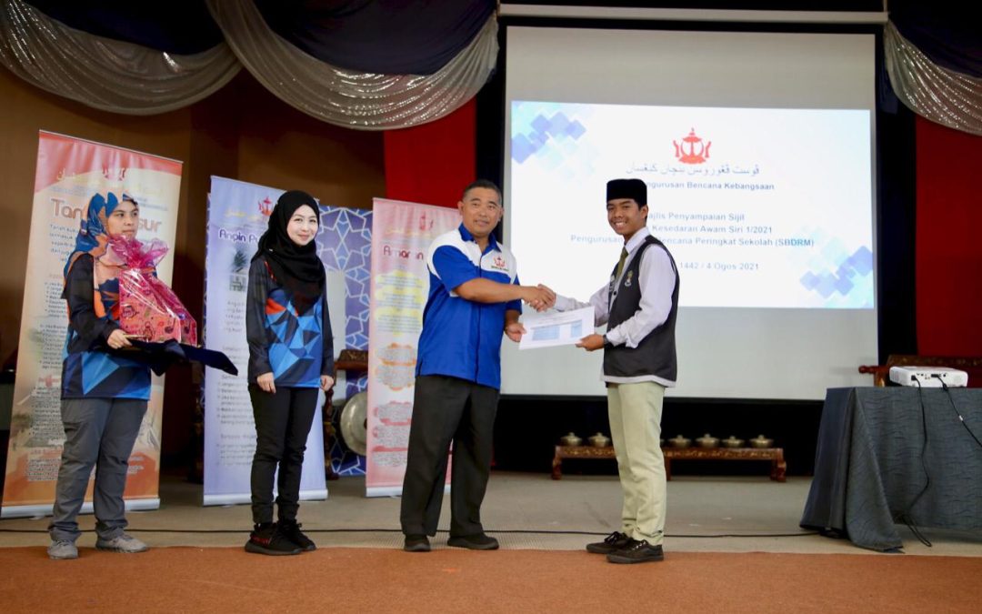 Majlis Penutup Dan Penyampaian Sijil Program Kesedaran Awam Pengurusan Risiko Bencana Peringkat Sekolah (School Based Disaster Risk Management – SBDRM Programme) Pusat Pengurusan Bencana Kebangsaan Bagi Tahun 2021 Di Sekolah Menengah Pengiran Anak Puteri