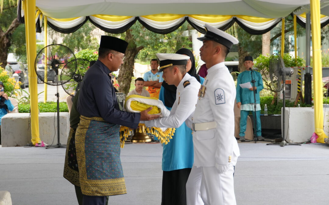 UPACARA PENURUNAN BENDERA BESAR  NEGARA BRUNEI DARUSSALAM SEMPENA SAMBUTAN ULANG TAHUN HARI KEPUTERAAN KEBAWAH DULI YANG MAHA MULIA PADUKA SERI BAGINDA SULTAN DAN YANG DI-PERTUAN NEGARA BRUNEI DARUSSALAM YANG KE-80 BAGI TAHUN 2026