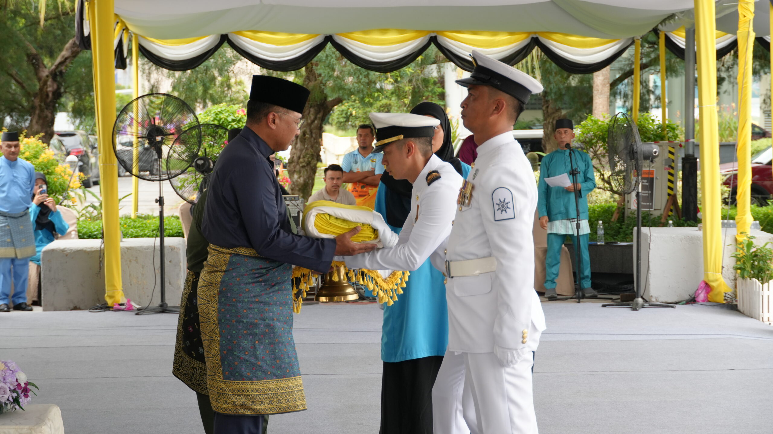 DSC02211 UPACARA PENURUNAN BENDERA BESAR NEGARA BRUNEI DARUSSALAM SEMPENA SAMBUTAN ULANG TAHUN HARI KEPUTERAAN KEBAWAH DULI YANG MAHA MULIA PADUKA SERI BAGINDA SULTAN DAN YANG DI-PERTUAN NEGARA BRUNEI DARUSSALAM YANG KE-80 BAGI TAHUN 2026
